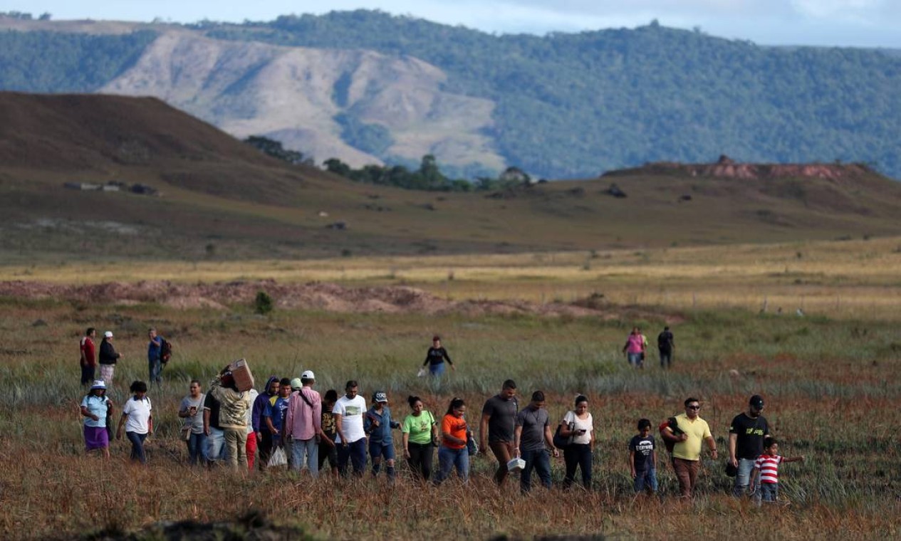 Pessoas buscam rotas alternativas para cruzar a fronteira entre Brasil e Venezuela Foto: RICARDO MORAES / REUTERS