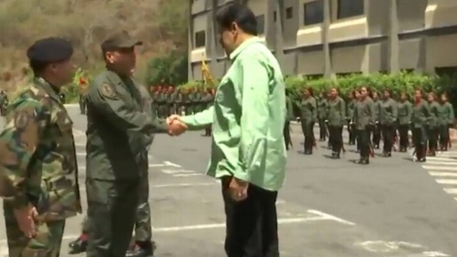 Maduro cumprimenta chefe militar, em uma das cenas de vídeo em que exalta força do governo Foto: Reprodução/Twitter