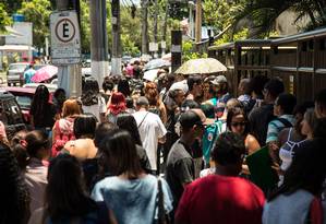 Centenas de pessoas formam fila para mutirão de emprego em