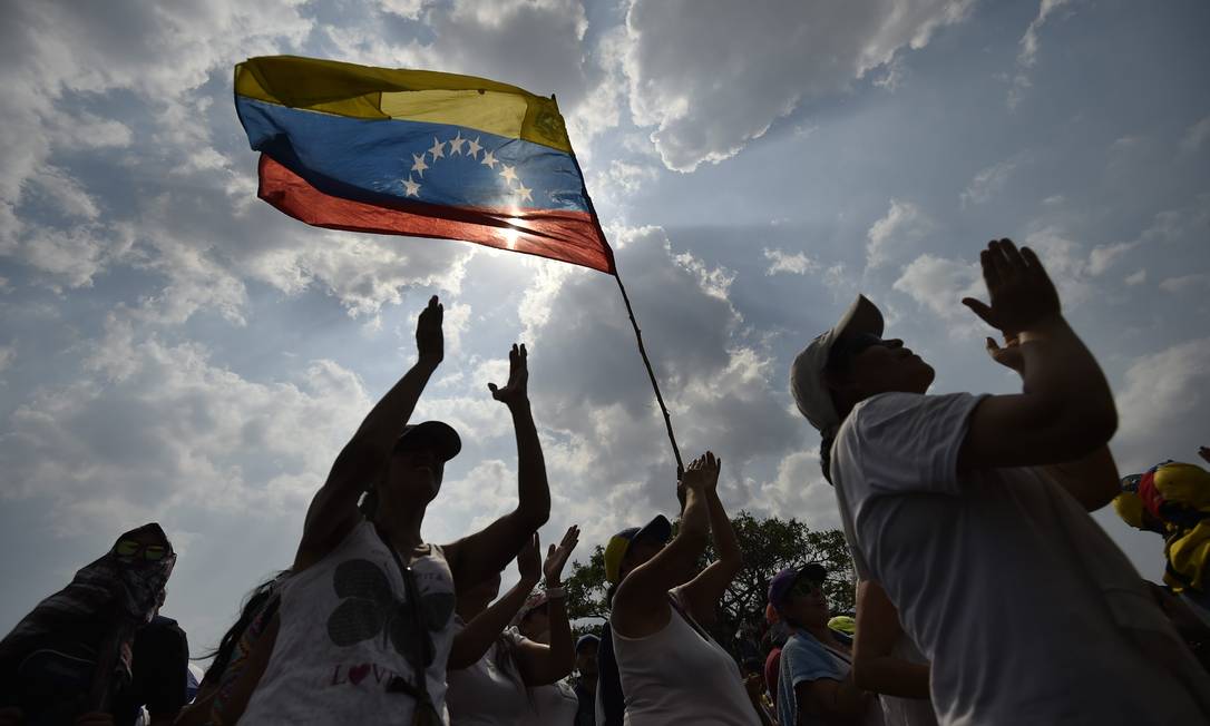 Presentes em show organizado na fronteira da Colômbia com Venezuela Foto: LUIS ROBAYO / AFP