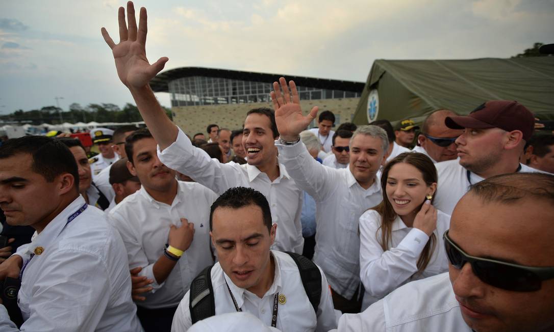 Juan Guaidó chega ao lado do presidente da Colômbia, Iván Duque, e da sua mulher, Fabiana Rosales, a show organizado em Cúcuta, no território colombiano, pela oposição venezuelana Foto: LUIS ROBAYO / AFP