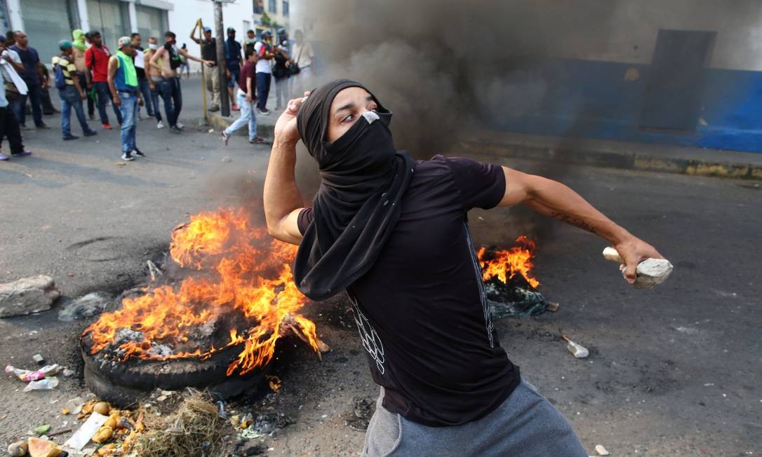 Manifestantes entram em confronto com militares na fronteira com a ColÃ´mbia, em UreÃ±a Foto: ANDRES MARTINEZ CASARES / REUTERS
