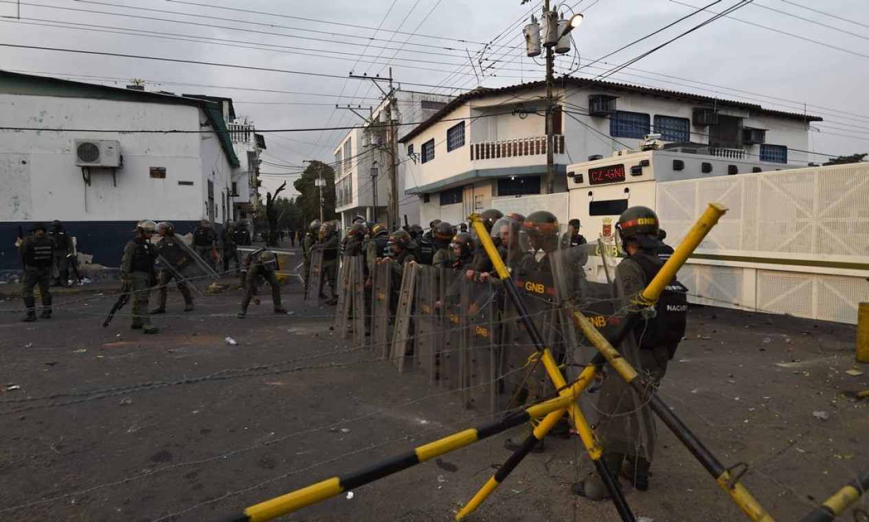 Membros da Guarda Nacional bloqueiam fronteira com a Colômbia; divisas tiveram segurança reforçada Foto: JUAN BARRETO / AFP