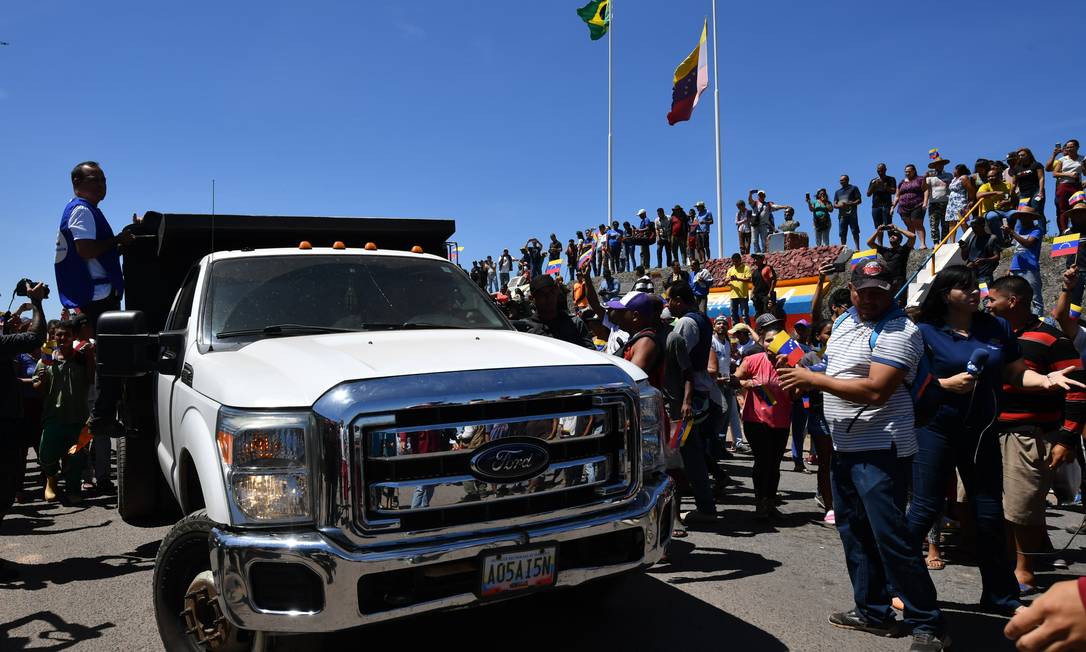 Uma das camionetes está estacionada do lado venezuelano do marco fronteiriço, mas antes do posto de entrada na Venezuela Foto: NELSON ALMEIDA / AFP