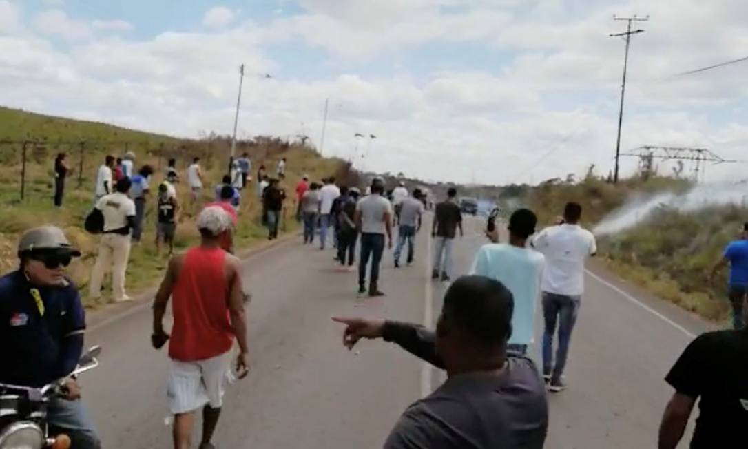 Agentes lançam gás lacrimogêneo contra pessoas em Santa Elena, na Venezuela; grupos armados deixaram quatro mortos e mais de 20 feridos perto da fronteira com o Brasil Foto: SOCIAL MEDIA 22-02-2019 / IVAN DE JESUS YANEZ