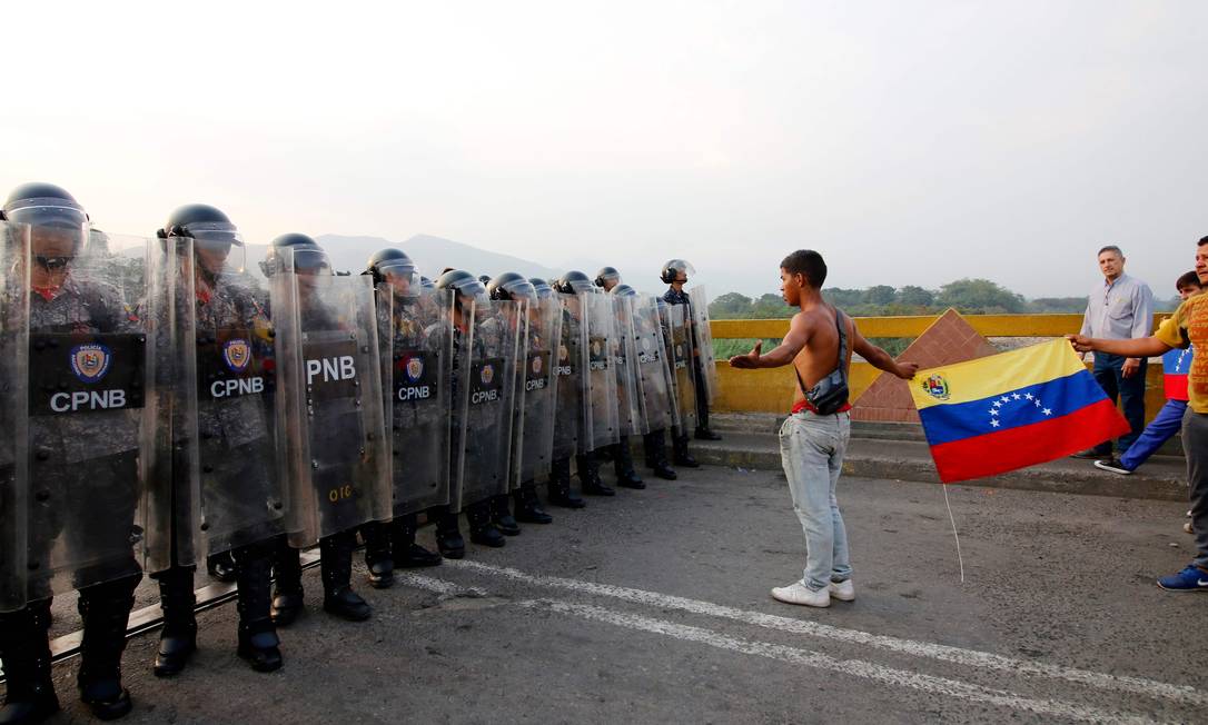Venezuelanos confrontam policiais na ponte de Símon Bolívar, na fronteira entre Colômbia e Venezuela Foto: SCHNEYDER MENDOZA 23-02-2019 / AFP