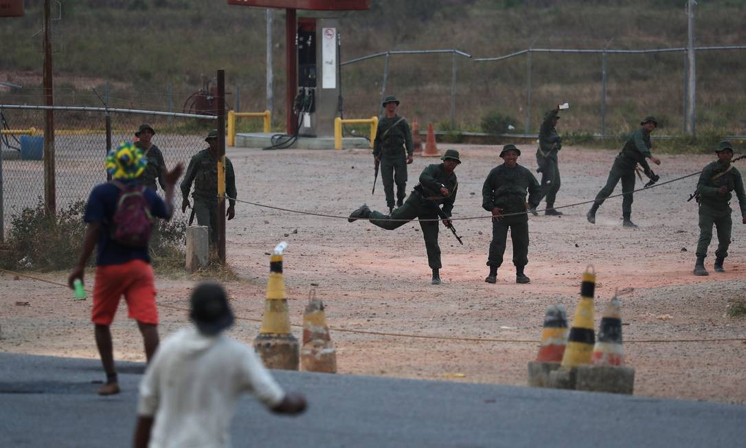 Manifestantes e agentes lançam pedras uns contra os outros na fronteira entre Venezuela e Brasil; posto militar foi incendiado Foto: RICARDO MORAES 23-02-2019 / REUTERS