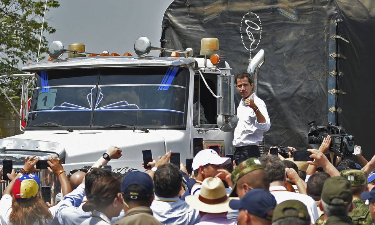 Líder opositor Juan Guaidó sobe em caminhão de ajuda internacional, barrado na fronteira com a Colômbia Foto: GUILLERMO MUNOZ / AFP