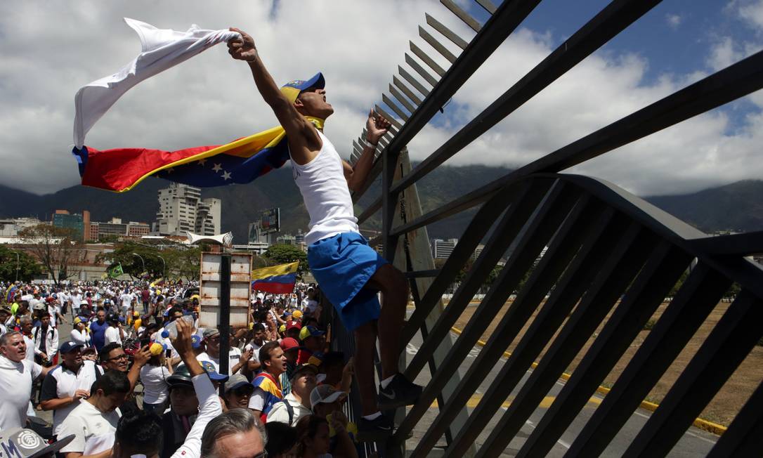 Apoiadores da oposição fazem marcha em Caracas contra Maduro Foto: CRISTIAN HERNANDEZ / AFP