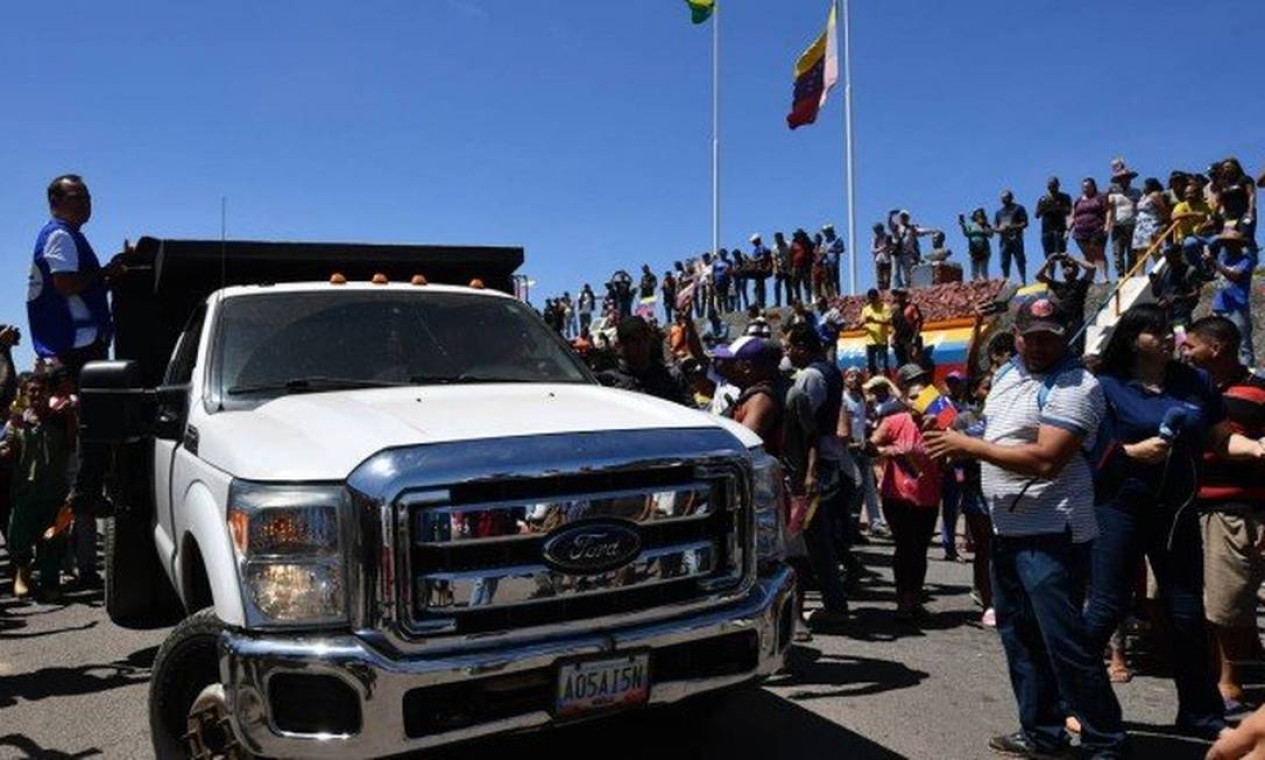 Camionetes provenientes de Colômbia e Brasil chegaram a solo venezuelano, mas não passaram de controle fronteiriço cercado por militares Foto: NELSON ALMEIDA / AFP