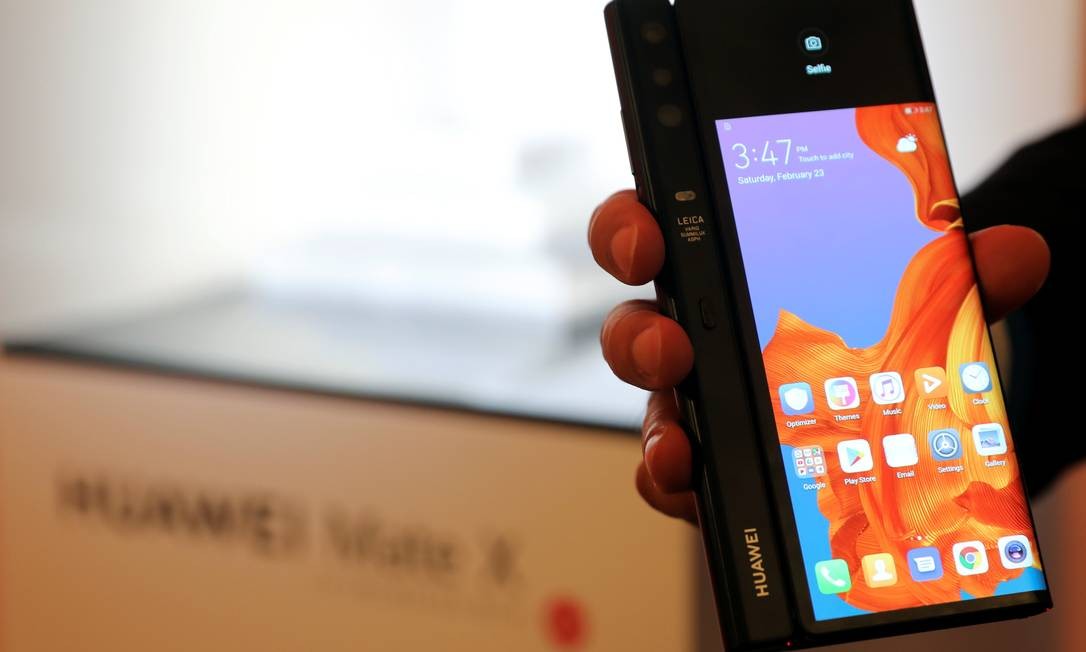 Um membro da equipe da Huawei apresenta o novo aparelho dobrável Mate X, na véspera da abertura oficial do Mobile World Congress, em Barcelona Foto: SERGIO PEREZ / REUTERS