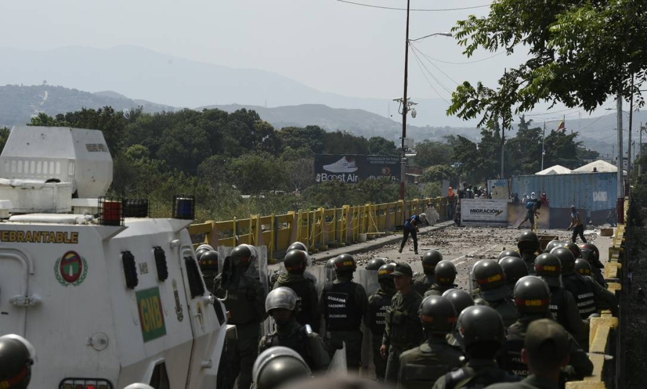 Manifestantes e militares na ponte Símon Bolívar, que tradicionalmente é caminho para venezuelanos que precisam cruzar para a Colômbia em busca de alimentos; fronteira entre os dois países está fechada, assim como a divisa entre Brasil e Venezuela Foto: FEDERICO PARRA / AFP