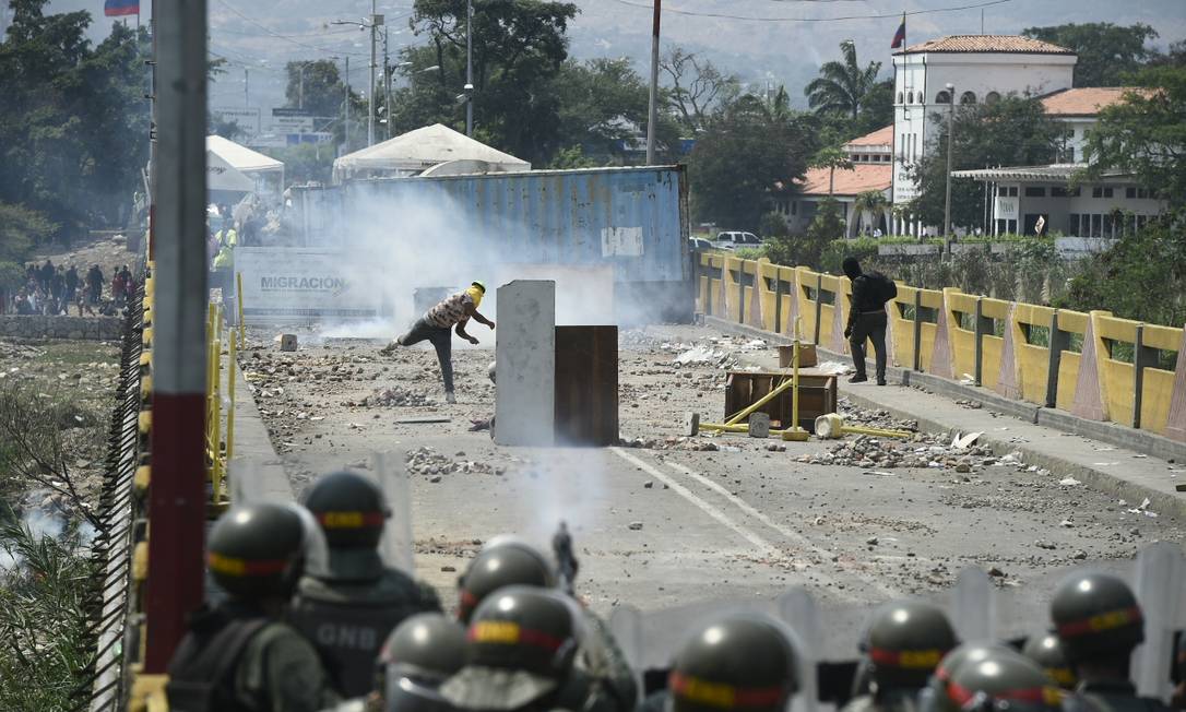 Manifestantes entram em confronto com as forças da Guarda Nacional venezuelana na ponte cional Simón Bolívar, que liga Cúcuta com a cidade venezuelana San Antonio del Táchira Foto: FEDERICO PARRA / AFP