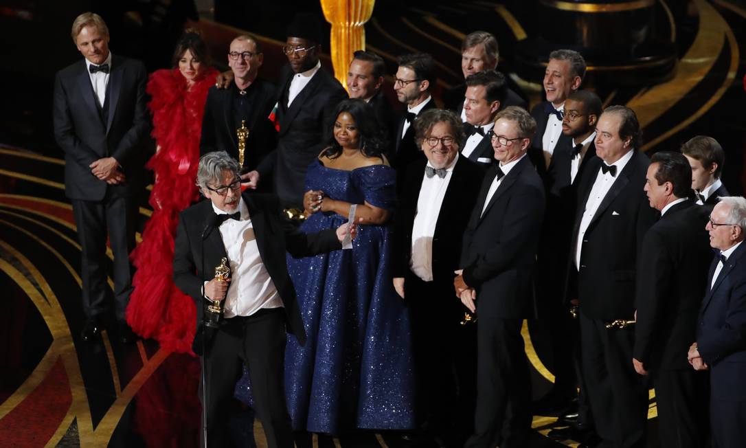 Elenco e equipe de 'Green book: O guia' celebram o Oscar de melhor filme Foto: MIKE BLAKE / REUTERS