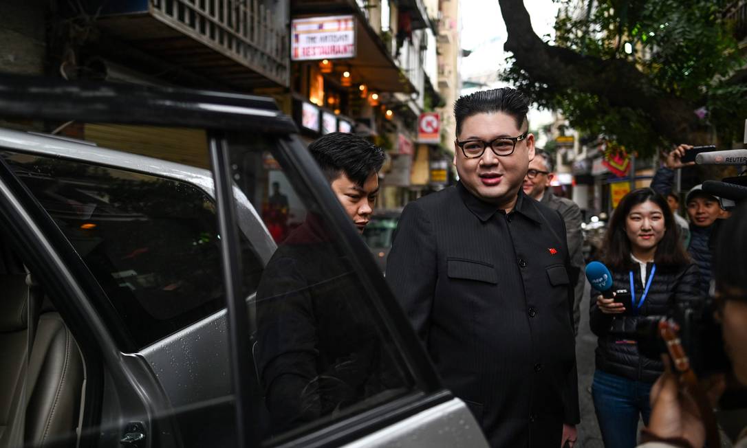 Sósia de Kim é escoltado por agentes vietnamitas Foto: MANAN VATSYAYANA 25-02-2019 / AFP