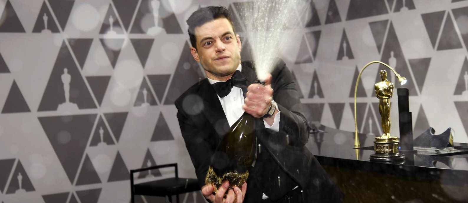 Vencedor do Oscar de melhor ator, Rami Malek comemora no Governors Ball, festa oficial do evento Foto: KEVORK DJANSEZIAN / AFP