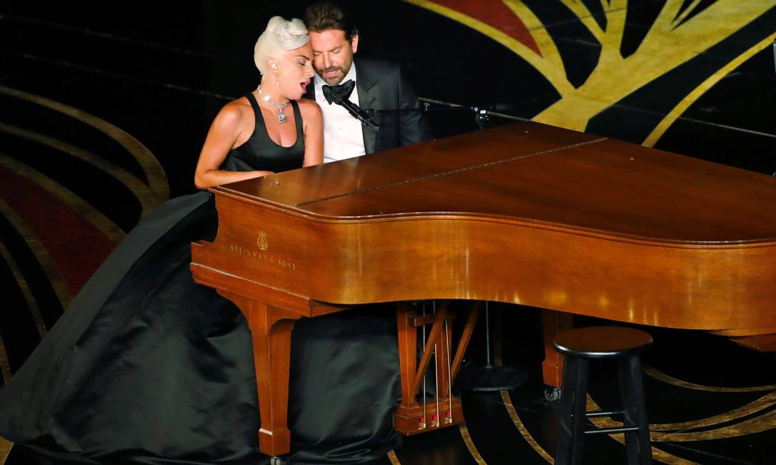 Lady Gaga e Bradley Cooper interpretam "Shallow", de "Nasce uma estrela" na cerimônia do Oscar Foto: Mike Blake / Reuters