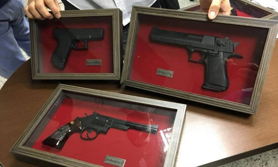 Deputado André Fernandes (PSL) publicou foto mostrando seis modelos de armas dentro do gabinete Foto: Reprodução/Redes Sociais
