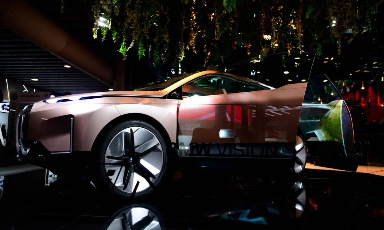 Um BMW Vision iNEXT é será exibido no MWC. Carro reúne sistemas de sistemas de conectividade, direção autônoma e eletrificação da marca Foto: GABRIEL BOUYS / AFP