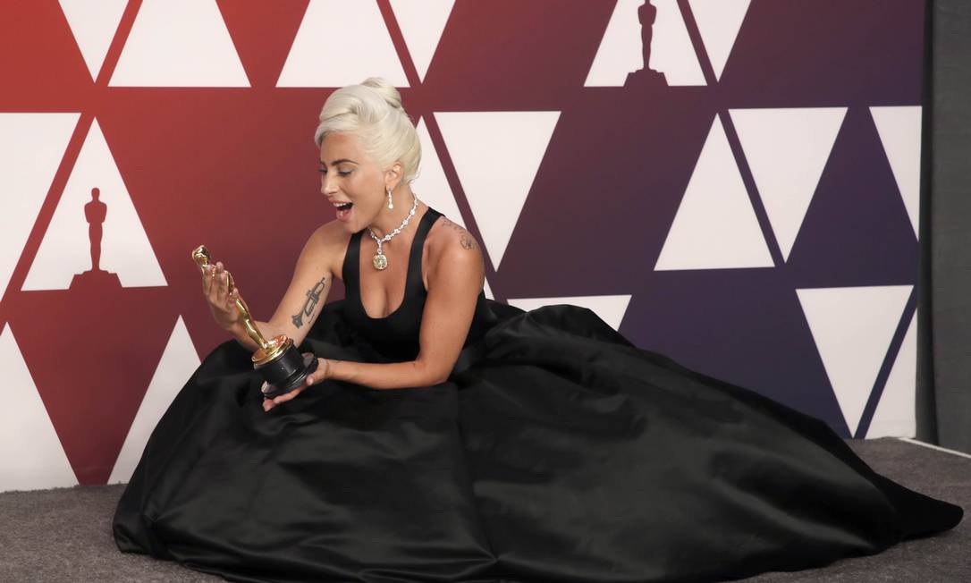 Lady Gaga e o Oscar pela canção 'Shallow', da trilha sonora de 'Nasce uma estrela' Foto: MIKE SEGAR / REUTERS