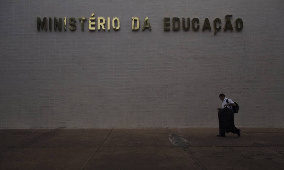 Ministério da Educação mandou carta com orientações às escolas em que slogan de campanha é repetido Foto: Daniel Marenco / Agência O Globo