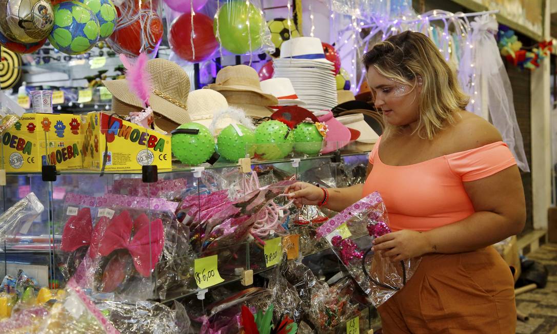 Luna Kitzinger escolhe artigos para o carnaval no Barcas Shopping Foto: Fábio Guimarães / Agência O Globo