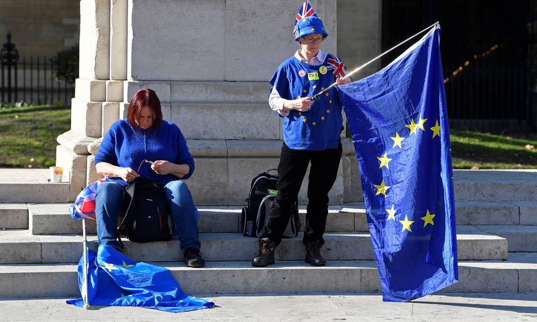Manifestantes anti-Brexit em frente à sede do Parlamento britânico, em Londres Foto: TOBY MELVILLE / REUTERS