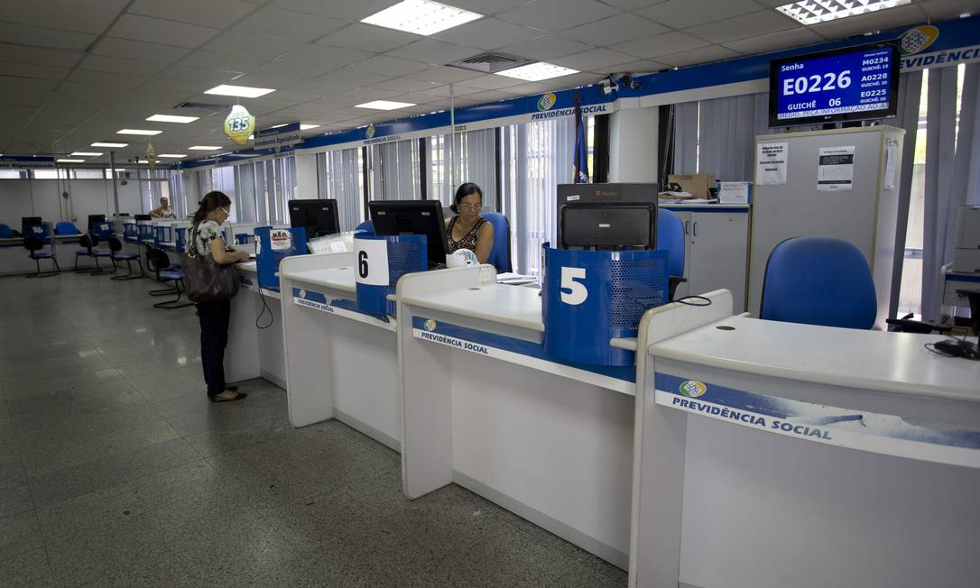 Agência do INSS no Méier: pensões também serão afetadas pela reforma. Foto: Márcia Foletto / Agência O Globo