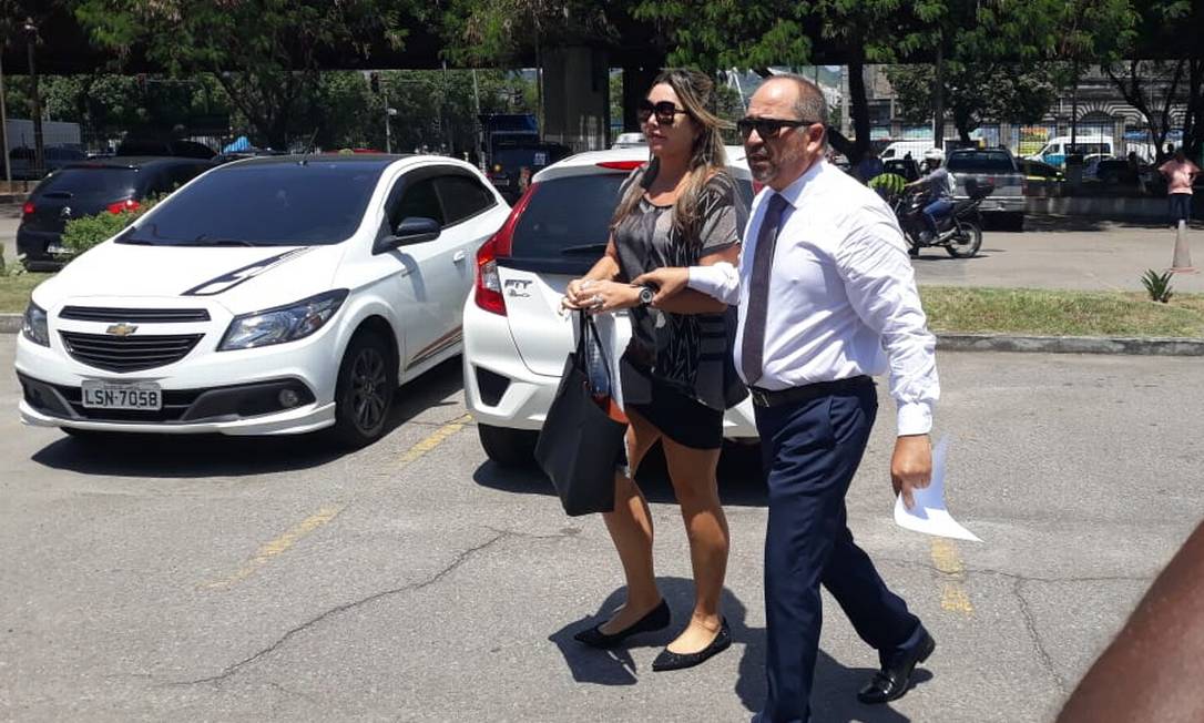 Elaine Caparroz chega ao IML acompanhada do advogado Foto: Célia Costa