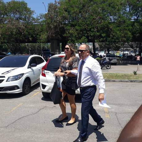 Elaine Caparroz chega ao IML acompanhada do advogado Foto: Célia Costa