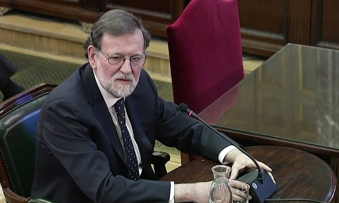 
O ex-primeiro-ministro da Espanha Mariano Rajoy testemunha na Suprema Corte no julgamento de 12 líderes separatistas catalães: nenhum governante de qualquer país aceitaria secessão, afirmou
Foto:
REUTERS

