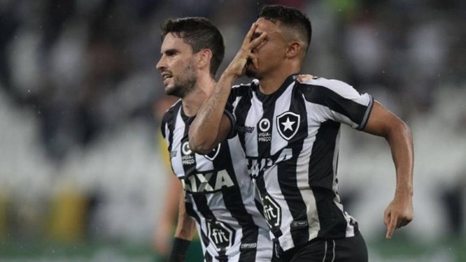 Erik leva a mÃ£o ao rosto ao comemorar seu segundo gol na vitÃ³ria do Botafogo sobre o CuiabÃ¡ Foto: Vitor Silva/SSPress/Botafogo