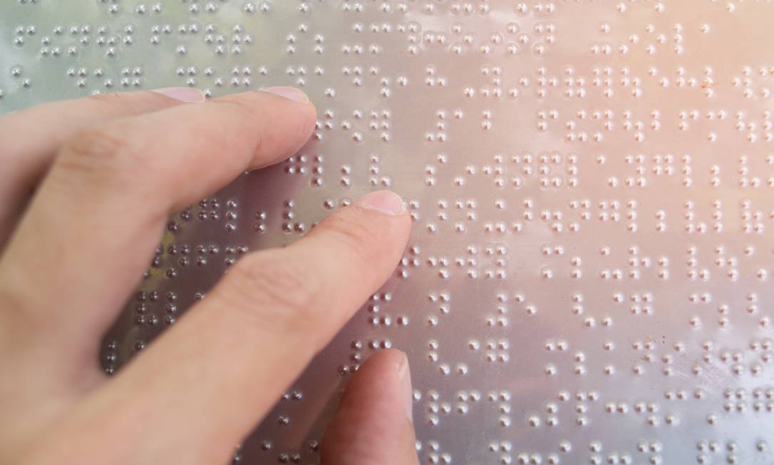 Pessoa lendo em braille Foto: Shutterstock 