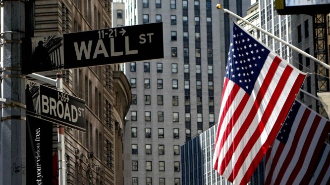 Wall Street: economia americana desacelerou menos no quarto trimestre do ano passado. Foto: DON EMMERT / AFP