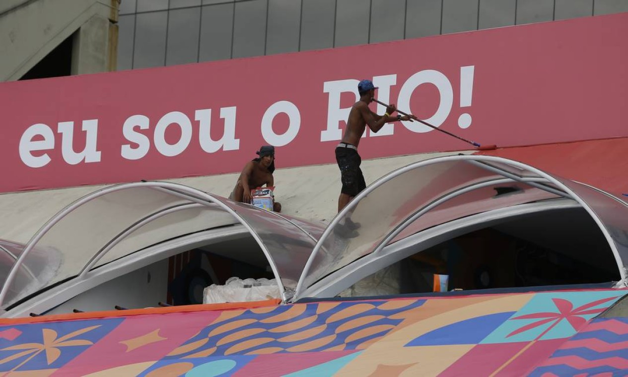 Operários terminam a pintura de um camarote na Sapucaí Foto: Pablo Jacob / Agência O Globo