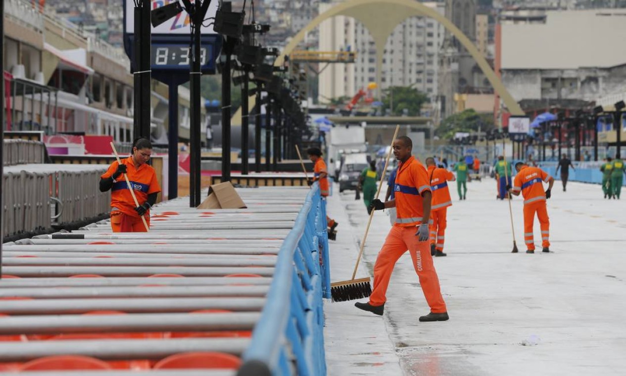 Garis fazem a limpeza do Sambódromo antes dos desfiles Foto: Pablo Jacob / Agência O Globo