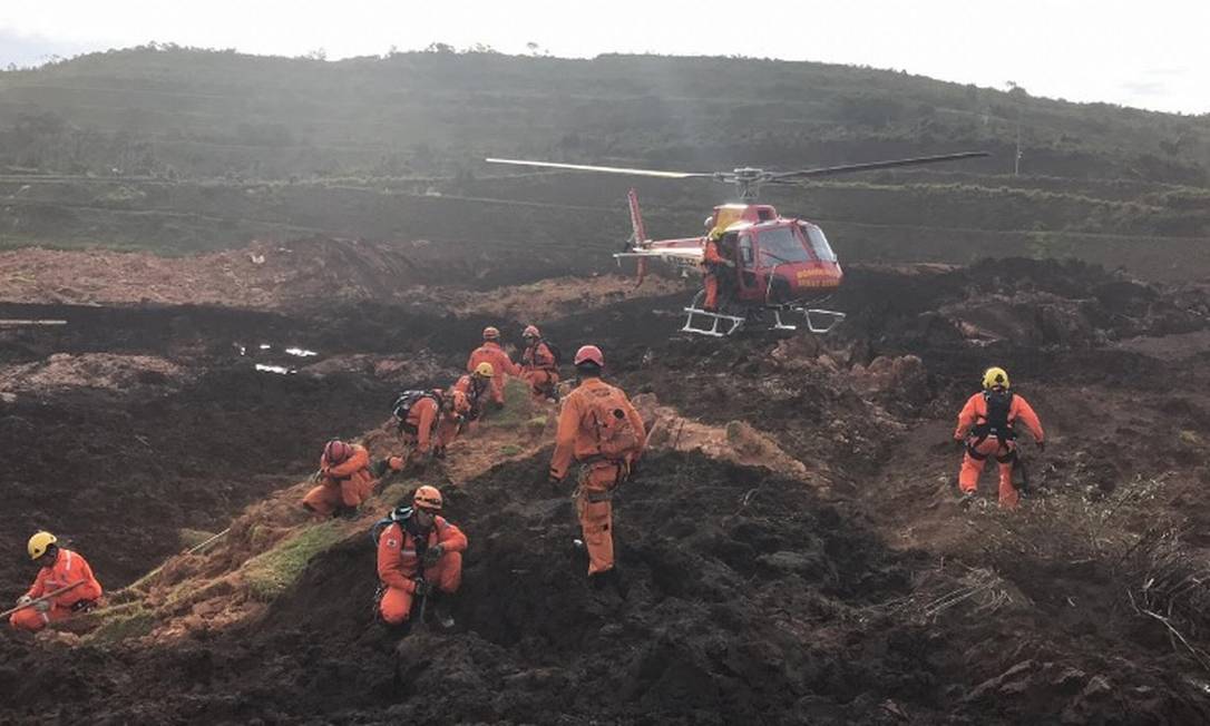 
Equipes de socorro trabalham no resgate de vítimas após rompimento da barragem de Brumadinho
Foto:
Agência O Globo
