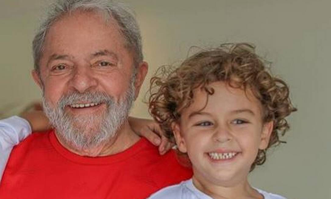 Lula e o neto, Arthur, de 7 anos, que morreu nesta sexta-feira vítima de meningite Foto: Reprodução/Facebook