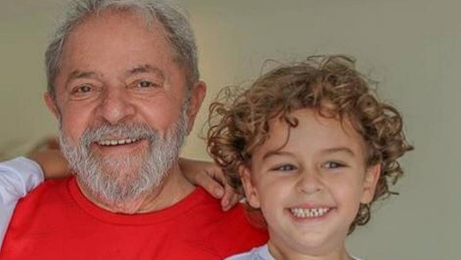 Lula e o neto, Arthur, de 7 anos, que morreu nesta sexta-feira vÃ­tima de meningite Foto: ReproduÃ§Ã£o/Facebook