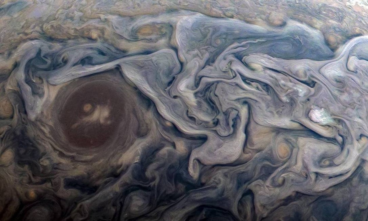 Novas imagens de Júpiter tomadas pela sonda Juno, da NASA, foram transformadas em impressionantes obras de arte abstratas através de um processo simples de aprimoramento de cores Foto: NASA / JPL-Caltech / SwRI / MSSS / Kevin M. Gill / NASA