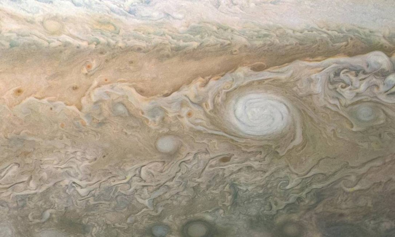 Uma nuvem branca oval em espiral no Cinturão Sul Temperado de Júpiter. Conhecido como White Oval A5, é uma tempestade anticiclônica Foto: NASA / JPL-Caltech / SwRI / MSSS / Kevin M. Gill / NASA
