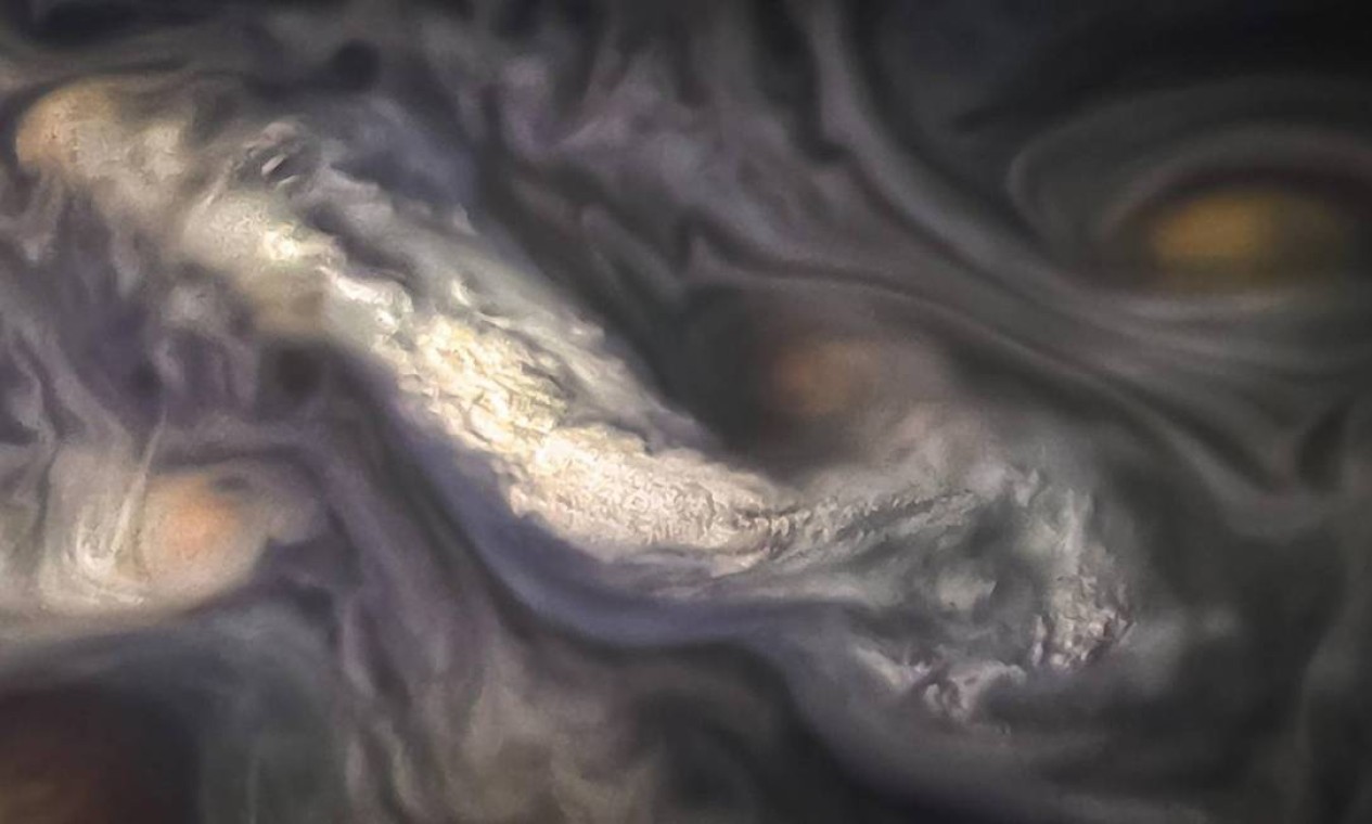 Uma formação de nuvens de alta altitude na região do Cinturão Norte Temperado de Júpiter Foto: NASA / JPL-Caltech / SwRI / MSSS / Jason Major / NASA