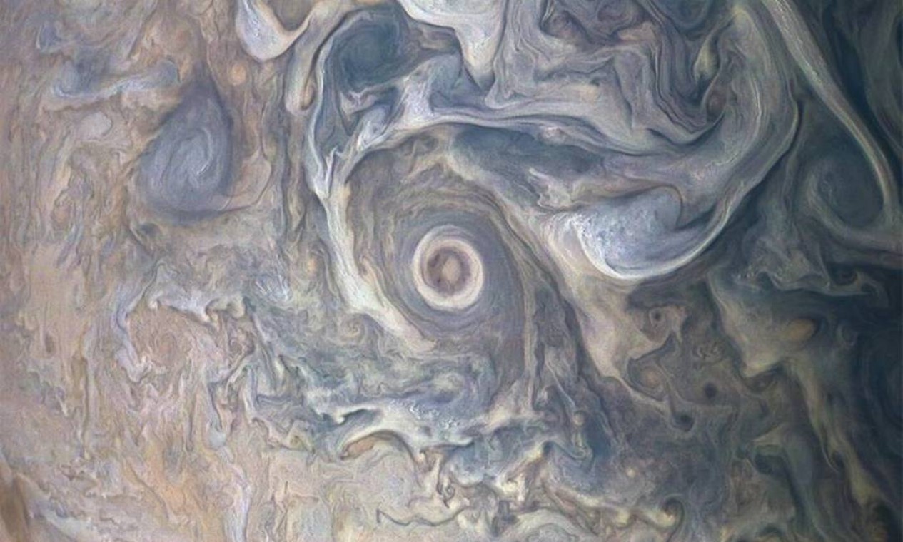 Os redemoinhos no volátil hemisfério norte de Júpiter são capturados nesta imagem colorida. Explosões de nuvens brancas aparecem espalhadas por toda a cena, com algumas sombras visivelmente projetadas nas camadas vizinhas de nuvens abaixo delas. Os cientistas estão usando sombras para determinar as distâncias entre camadas de nuvens na atmosfera de Júpiter, que fornecem pistas sobre sua composição e origem Foto: NASA / JPL-Caltech / SwRI / MSSS / Gerald Eichstäd / Seán Doran / NASA