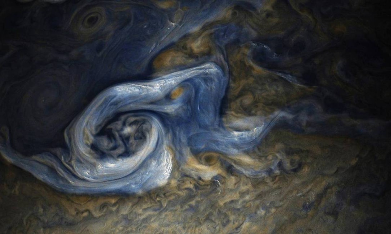 Uma enorme tempestade no hemisfério norte de Júpiter. A tempestade está girando no sentido anti-horário com uma ampla gama de altitudes de nuvens. Espera-se que as nuvens mais escuras sejam mais profundas na atmosfera do que as nuvens mais brilhantes Foto: NASA / JPL-Caltech / SwRI / MSSS / Gerald Eichstäd / Seán Doran / NASA