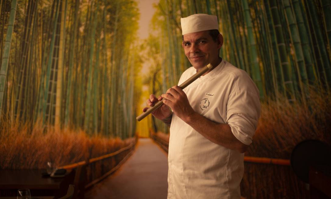 O chef Guilherme Campos: nas horas vagas, ele toca flauta com a equipe Foto: Alexandre Cassiano / Agência O Globo