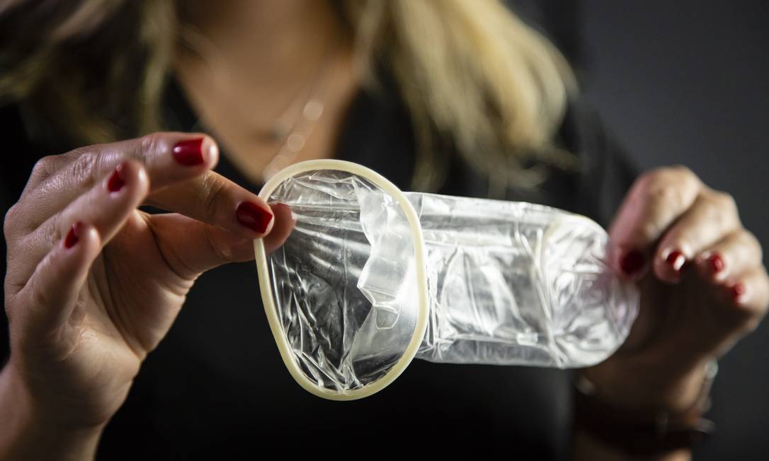 Camisinha feminina é feita de um plástico macio, o poliuretano, material mais fino que o látex do preservativo masculino Foto: FERNANDO LEMOS / Agência O Globo