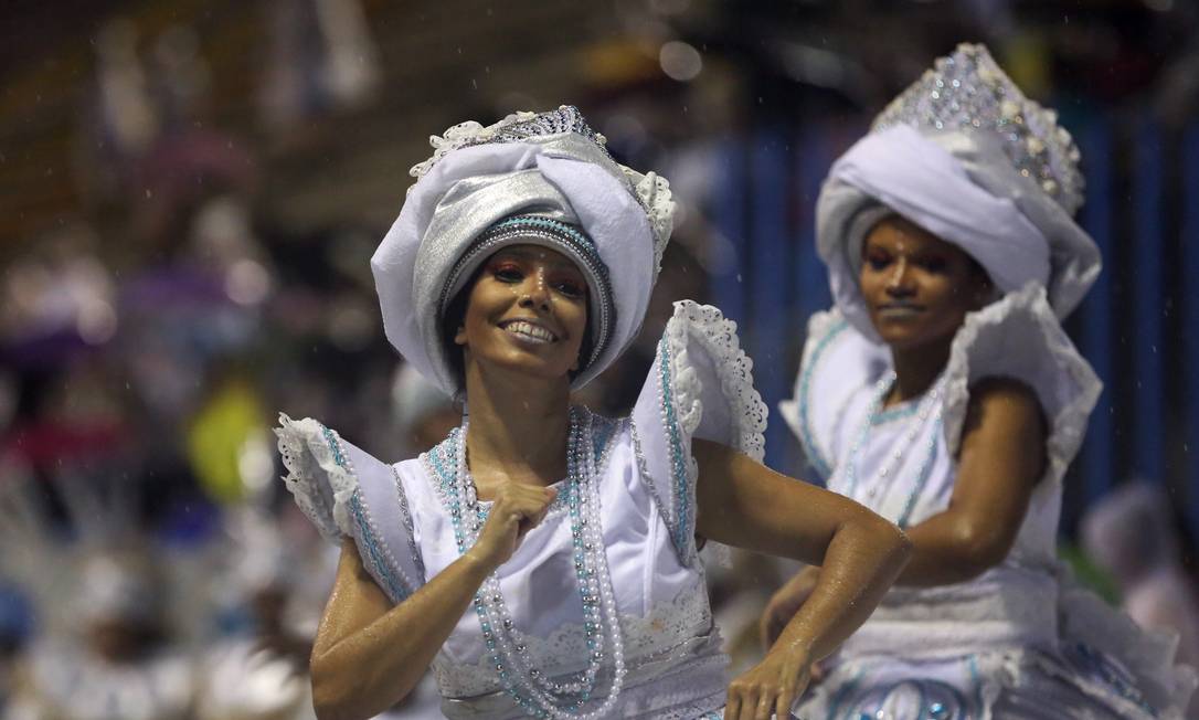 Integrante vestida de baiana durante desfile da Unidos da Ponte em 2019 Foto: Lucas Tavares / Zimel Press / Agência O Globo / Agência O Globo