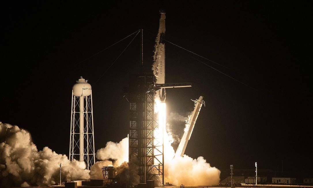 Foguete Falcon 9 da Space X é lançado com sucesso do Centro Espacial Kennedy, na Flórida Foto: JIM WATSON / AFP