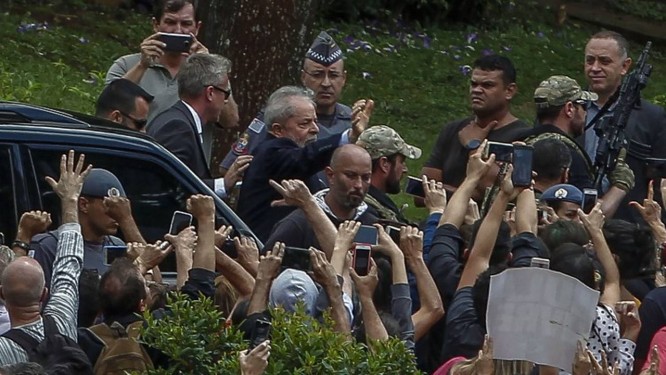 Ao chegar ao local do velÃ³rio do neto, o ex-presidento acenou para o pÃºblico, enquanto a PM montou uma cordÃ£o de isolamento Foto: MIGUEL SCHINCARIOL / AFP