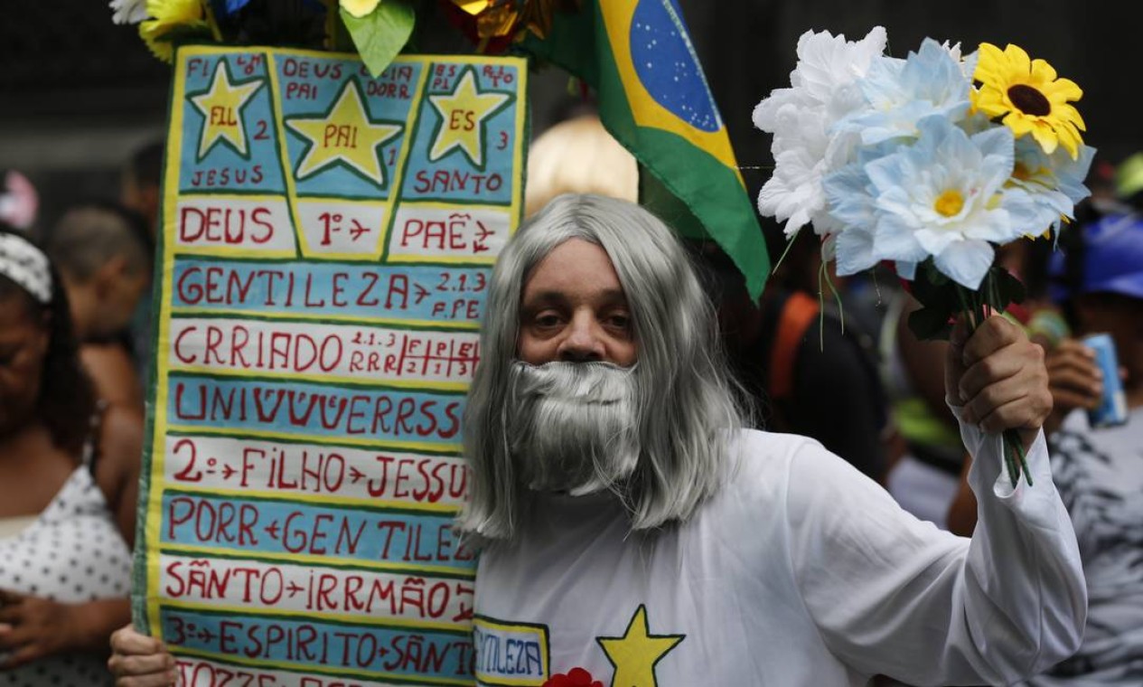 O profeta Gentileza inspirou a fantasia deste folião, que curtiu a manhã de carnaval no Cordão da Bola Preta Foto: Pablo Jacob / Agência O Globo